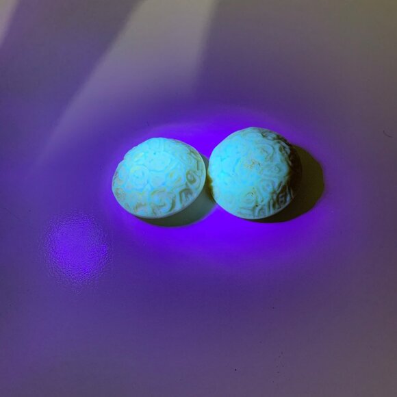 Set Of 2 VTG Retro Carved Glow-In-The-Dark Beige Plastic/Resin? Buttons 1.25"D - Picture 3 of 5
